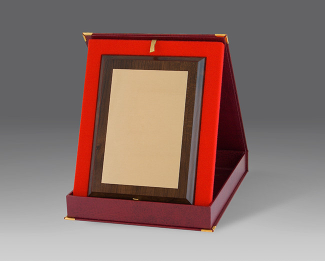 podkład drewniany 228x304 w etui (pionowy) puchary statuetki medale